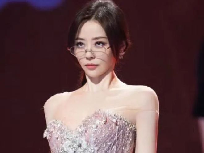 可纯、可爱可欲完全被迷住！张靓颖戴眼镜太有味道了可御(图5)